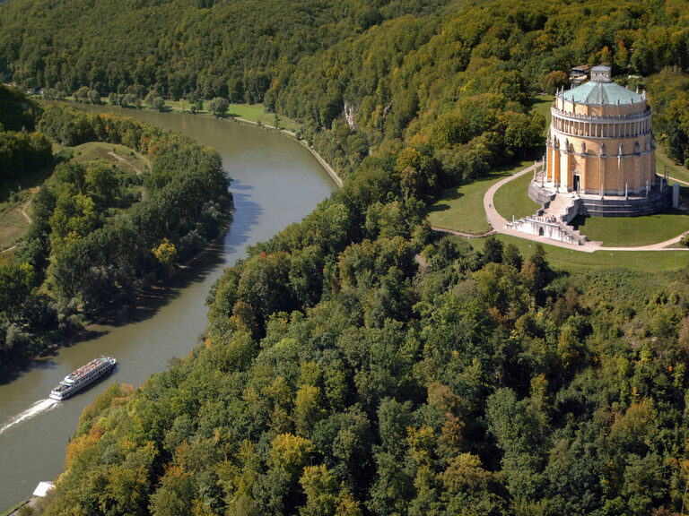 Blick auf die Befreiungshalle Kelheim mit umliegender Landschaft.